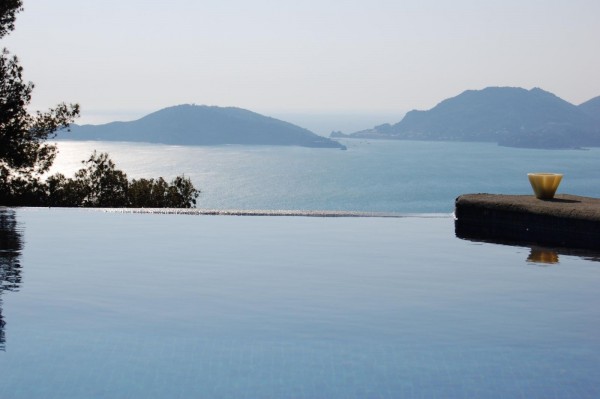 Басейн на море