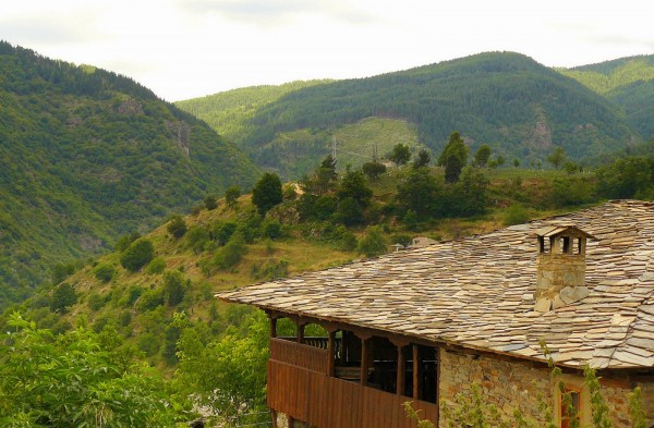 дом возле банско